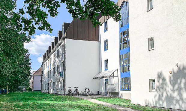 Bestandsimmobilie Dresdner Norden, Außenansicht des Objekts mit Fahrradständer und Briefkasten