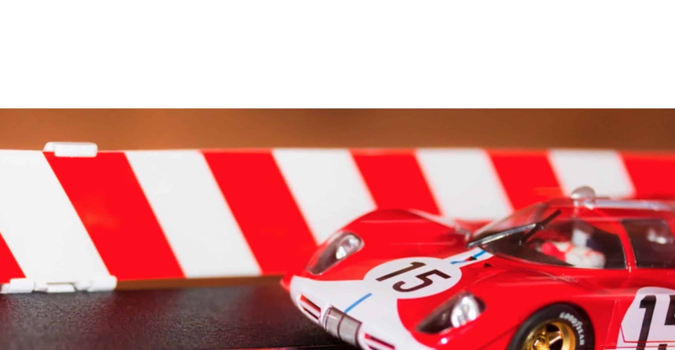 roter Spielzeug-Sportwagen mit der Nummer 15