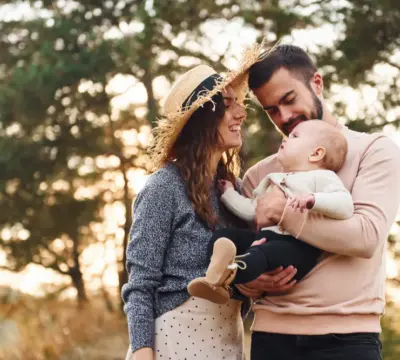 Eltern posieren mit Baby in der Natur