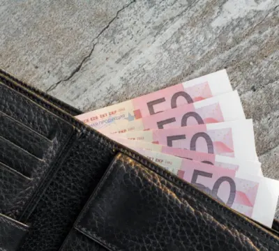 Euroscheine stecken im Geldbeutel