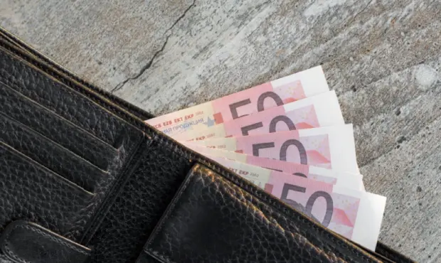 Euroscheine stecken im Geldbeutel