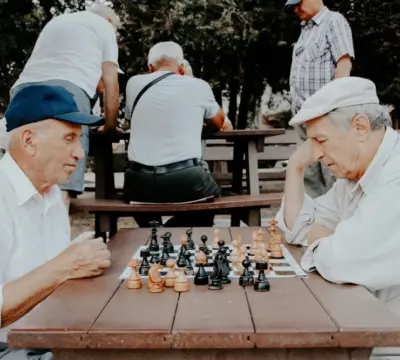 Zwei Senioren spielen Schach