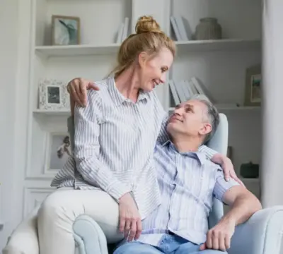 Glückliches Paar sitzt auf der Couch