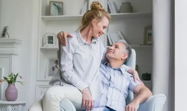 Glückliches Paar sitzt auf der Couch