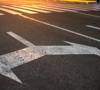 Richtungspfeile auf der Straße zeigen in unterschiedliche Richtungen