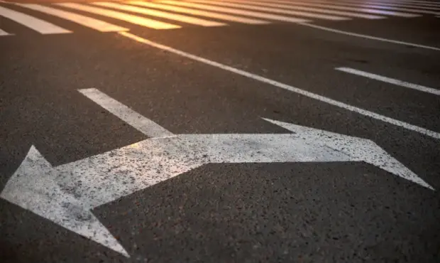 Richtungspfeile auf der Straße zeigen in unterschiedliche Richtungen