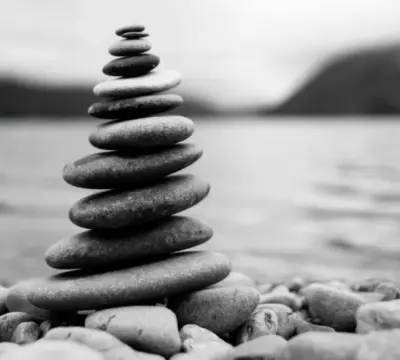 Steine sind an einem See aufeinander aufgetürmt