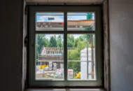 frisch eingesetztes Fenster mit Blick auf ein anderes Gebäude und Bäume