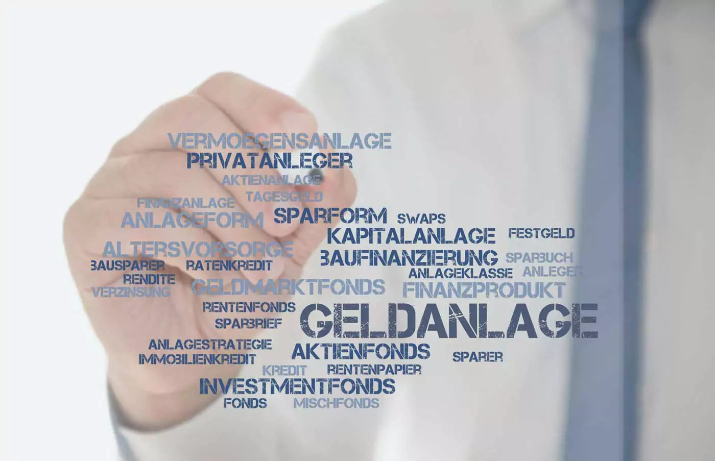Person in Hemd mit Krawatte schreibt in blau Schlagworte zum Thema Finanzen