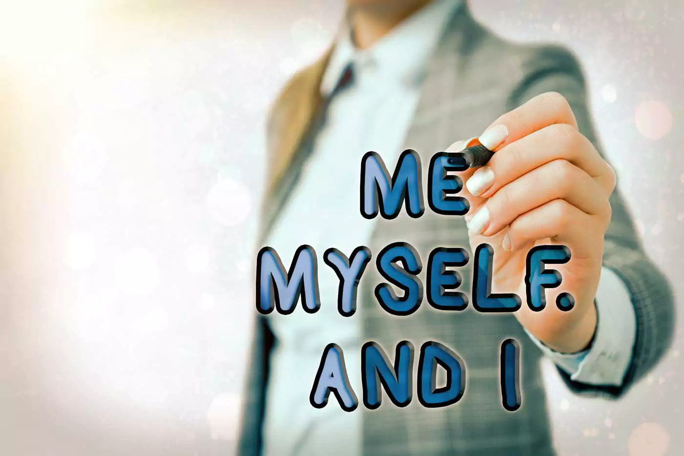 Person in Hemd und Blazer, die in blau 