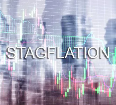 das Wort "STAGFLATION" vor dem Hintergrund eines Aktiencharts