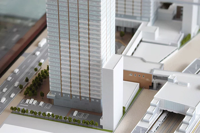 Modell eines Mehrfamilienhaus mit Straßenbild