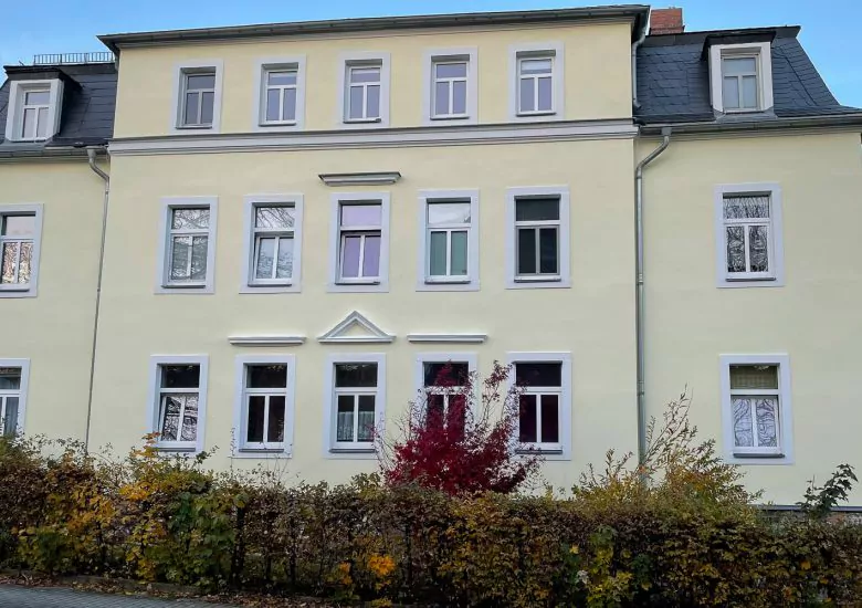 Bestandsimmobilie Freital, Außenansicht des Mehrfamilienhauses (frontal)