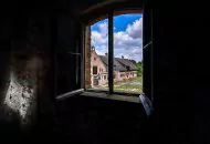Denkmalimmobilie Kloster Zinna, Innenansicht des Objekts mit Blick aus dem Fenster