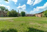 Denkmalimmobilie Kloster Zinna, Außenansicht mit Grünfläche