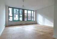 Bestandsimmobilie Dresden-Neustadt, Innenansicht Wohnbereich mit Blick auf die Fensterfront