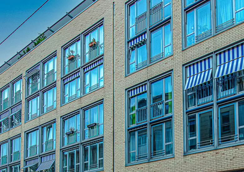 Bestandsimmobilie Dresden-Neustadt, Außenansicht des Objekts (halbfrontal) mit Himmel