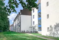 Bestandsimmobilie Dresdner Norden, Außenansicht des Objekts mit Fahrradständer und Briefkasten
