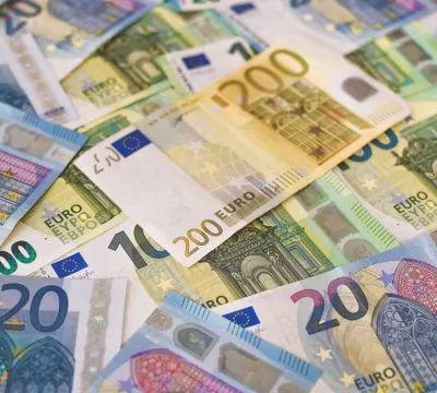 Haufen aus 200-, 100- und 20-Euro-Banknoten