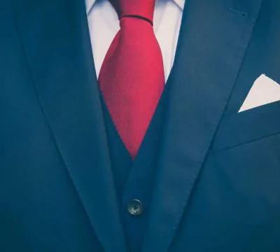 Detailaufnahme eines Anzugs mit roter Krawatte
