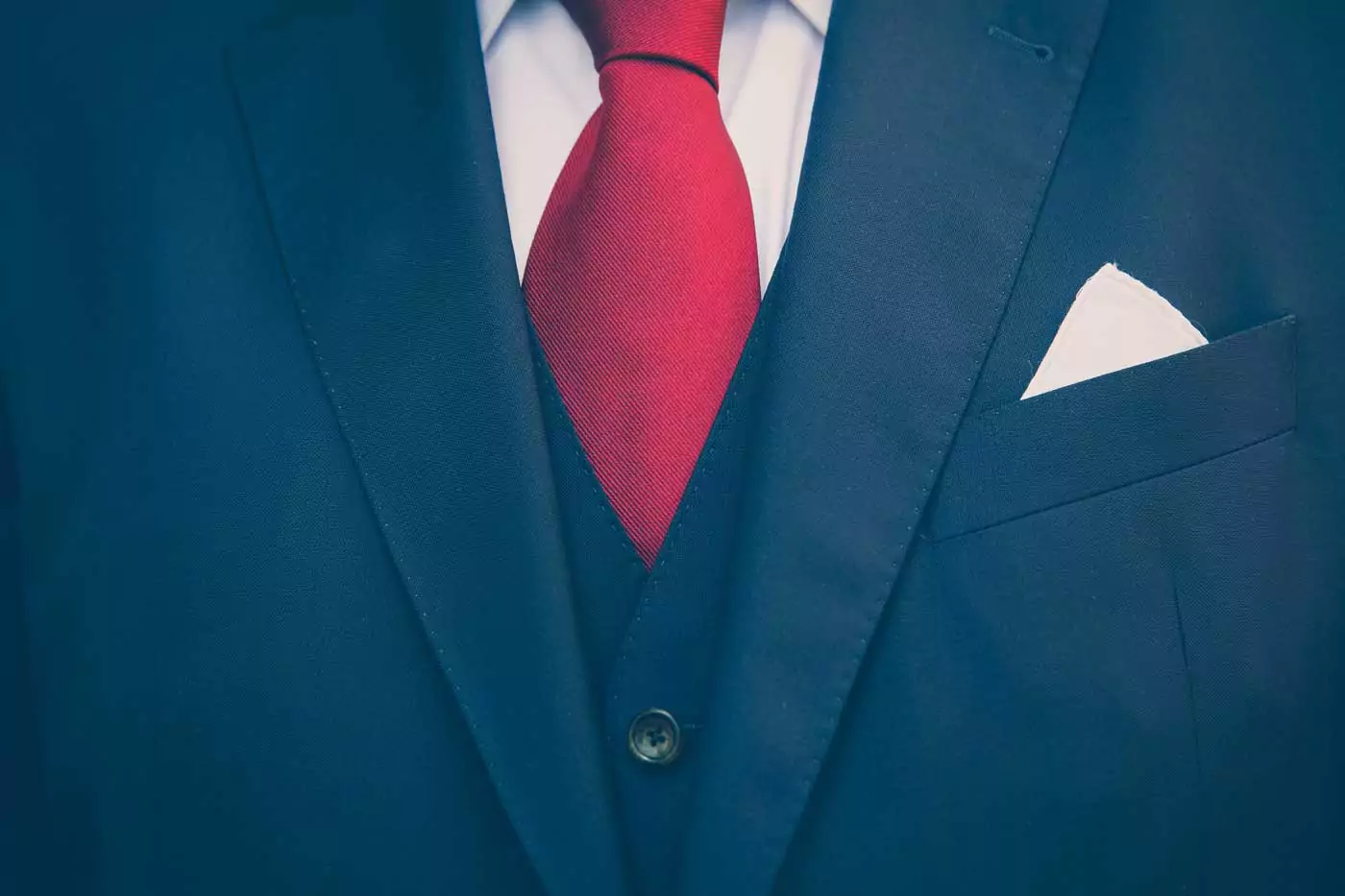 Detailaufnahme eines Anzugs mit roter Krawatte