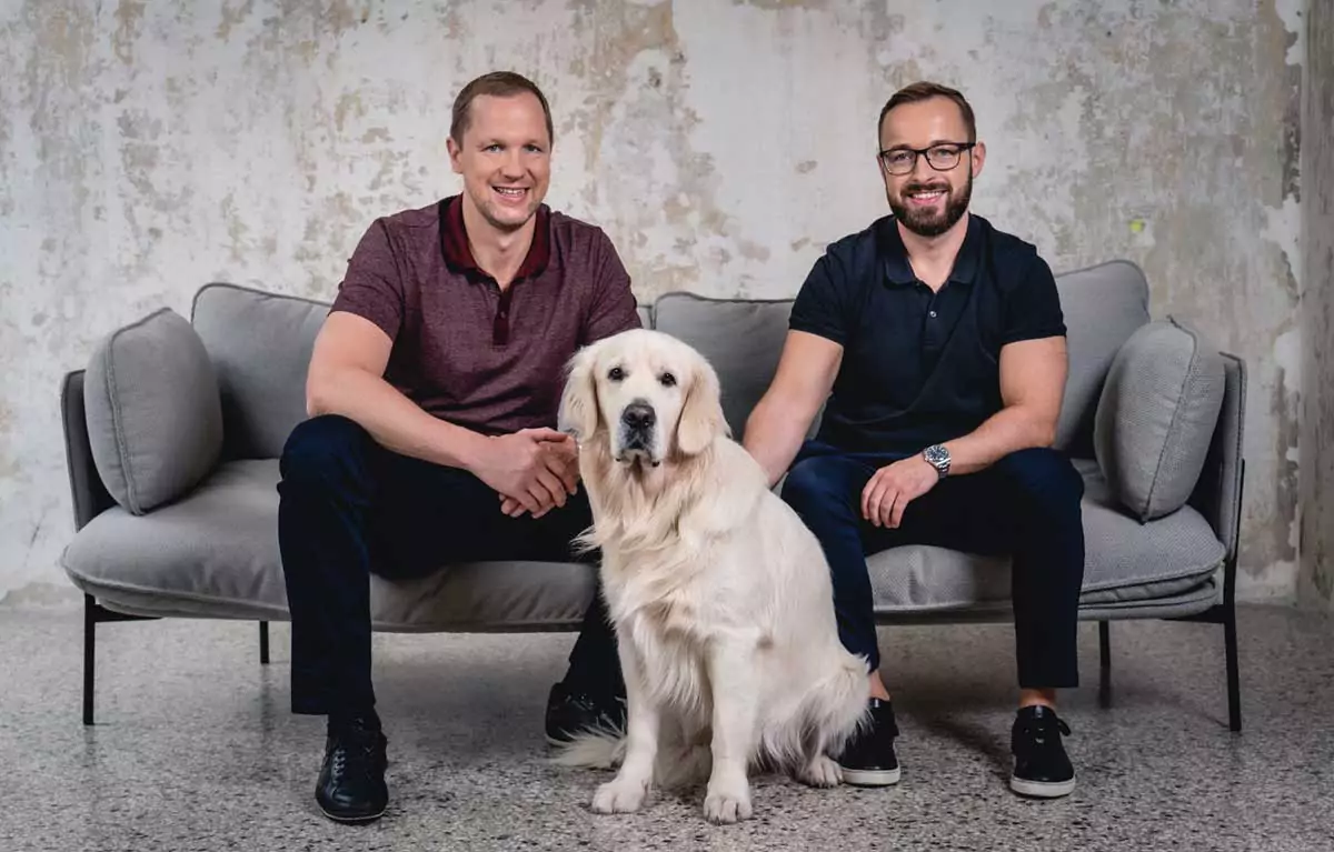 Gründer und Geschäftsführer Marcus Jurowski (links) und Fabian Schuster (rechts) mit Hund