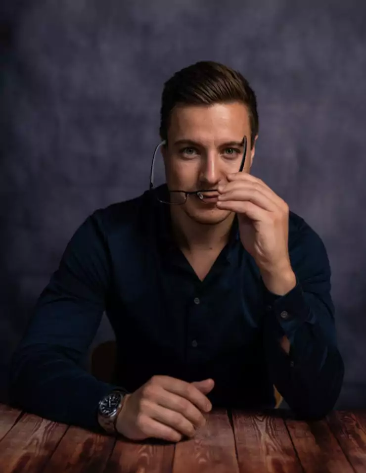 Robin Hoffmann (in Pose)