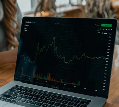 Abbildung eines Aktiencharts auf einem Laptop