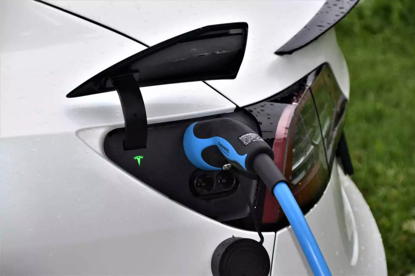 Elektroauto angeschlossen an einer E-Ladestation