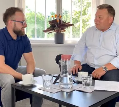 Fabian Schuster (links) und Guido Maihack (rechts) gemeinsam an einem Tisch sitzend