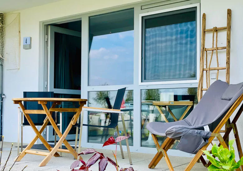Ferienimmobilie Boltenhagen, Außenansicht Terrasse (halbfrontal) mit Sitzgelegenheit