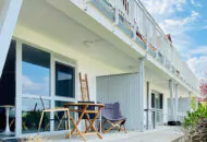 Ferienimmobilie Boltenhagen, Außenansicht Terrasse (halbfrontal) mit Sitzgelegenheit 2
