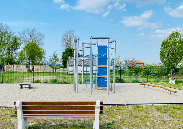 Ferienimmobilie Boltenhagen, Spielplatz mit Bank