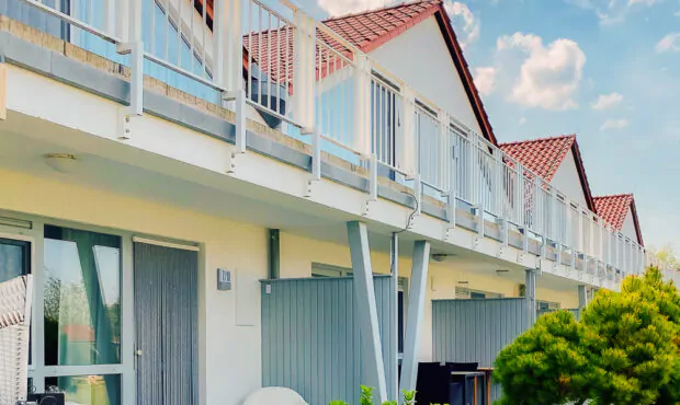 Ferienimmobilie Boltenhagen, Außenansicht mit Terrasse und Balkon