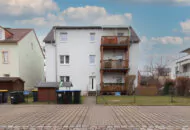 Bestandsimmobilie Weißeritz, Außensansicht mit Balkonen, Garten, PKW-Parkplätze