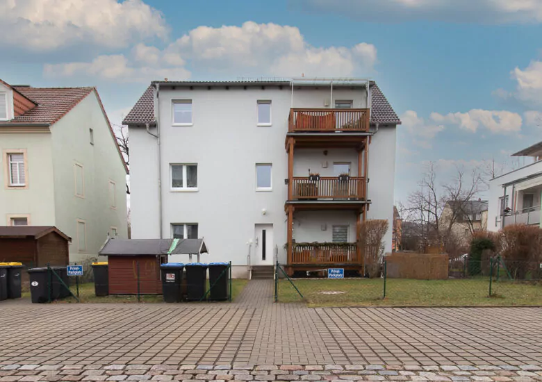 Bestandsimmobilie Weißeritz, Außensansicht mit Balkonen, Garten, PKW-Parkplätze