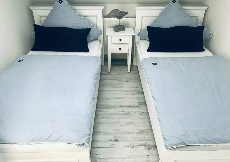 Ferienimmobilie Rügen, Innenansicht Schlafbereich ausgestattet mit zwei Einzelbetten