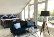 Ferienimmobilie Rügen, Innenansicht Wohn- und Schlafbereich mit Balkon