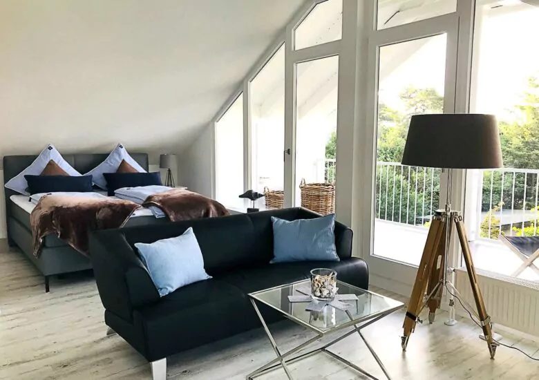 Ferienimmobilie Rügen, Innenansicht Wohn- und Schlafbereich mit Balkon