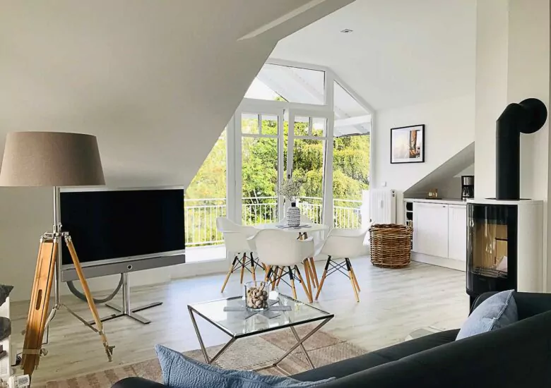 Ferienimmobilie Rügen, Innenansicht Wohnbereich und Balkon ausgestattet mit Kamin
