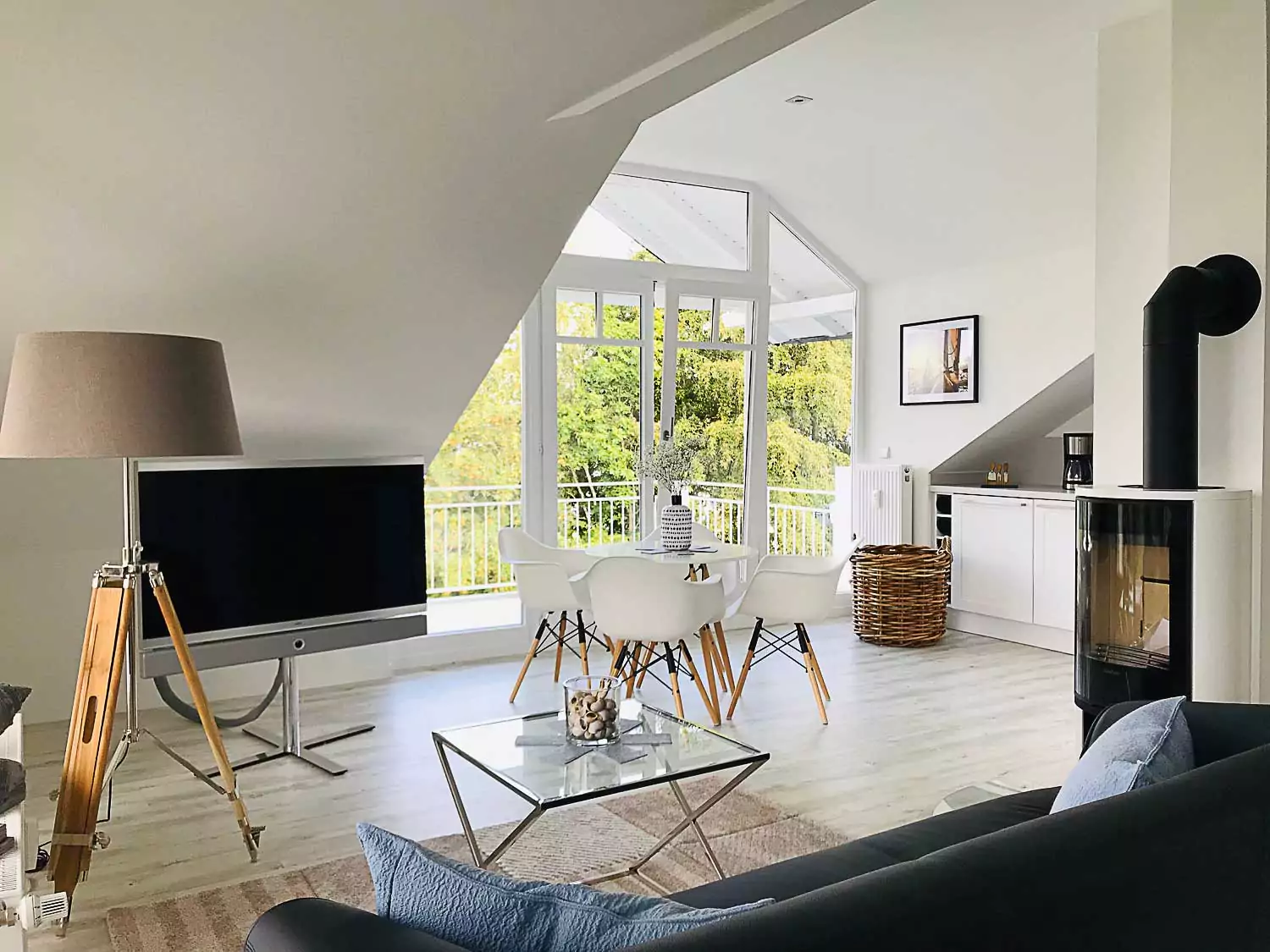 Ferienimmobilie Rügen, Innenansicht Wohnbereich und Balkon ausgestattet mit Kamin