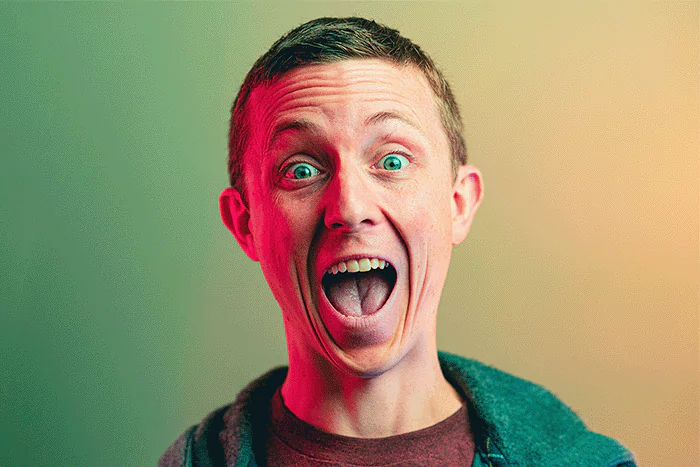 Mann mit weit aufgerissenen Augen und weit aufgerissenem Mund