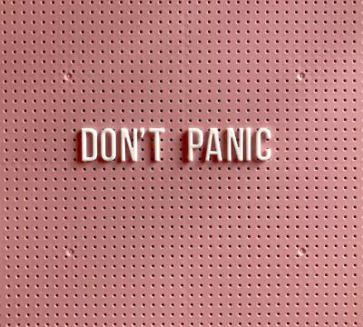 die Aussage "DON'T PANIC" auf einem Letter Board