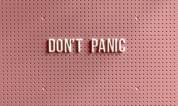 die Aussage "DON'T PANIC" auf einem Letter Board