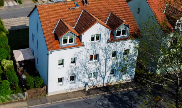 Mehrfamilienhaus Weißeritz, Außensansicht zur Straße in Vogelperspektive