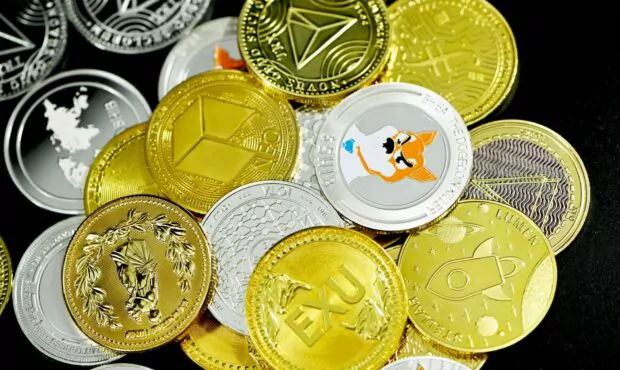 ein Haufen Silber- und Goldmünzen