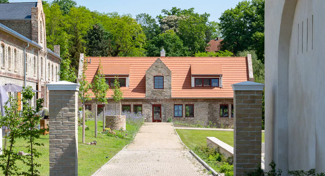Modernes Haus mit rotem Dach in einem Garten