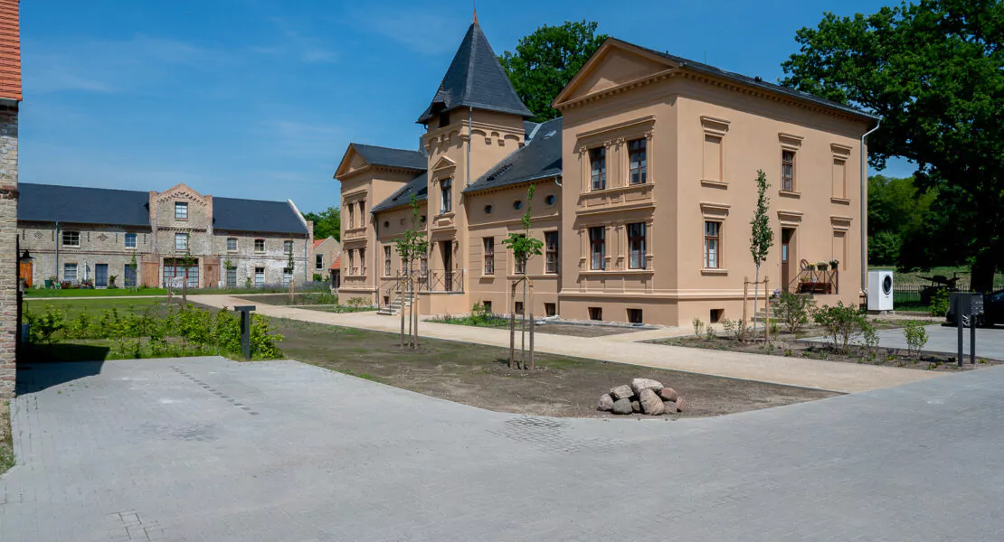 kleines Schloss mit Turm und park von der Seite fotografiert