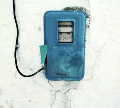 Alter Stromzähler an maroder Wand