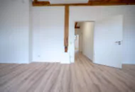Blick aus einem Zimmer in den Hausflur eines sanierten Gebäudes